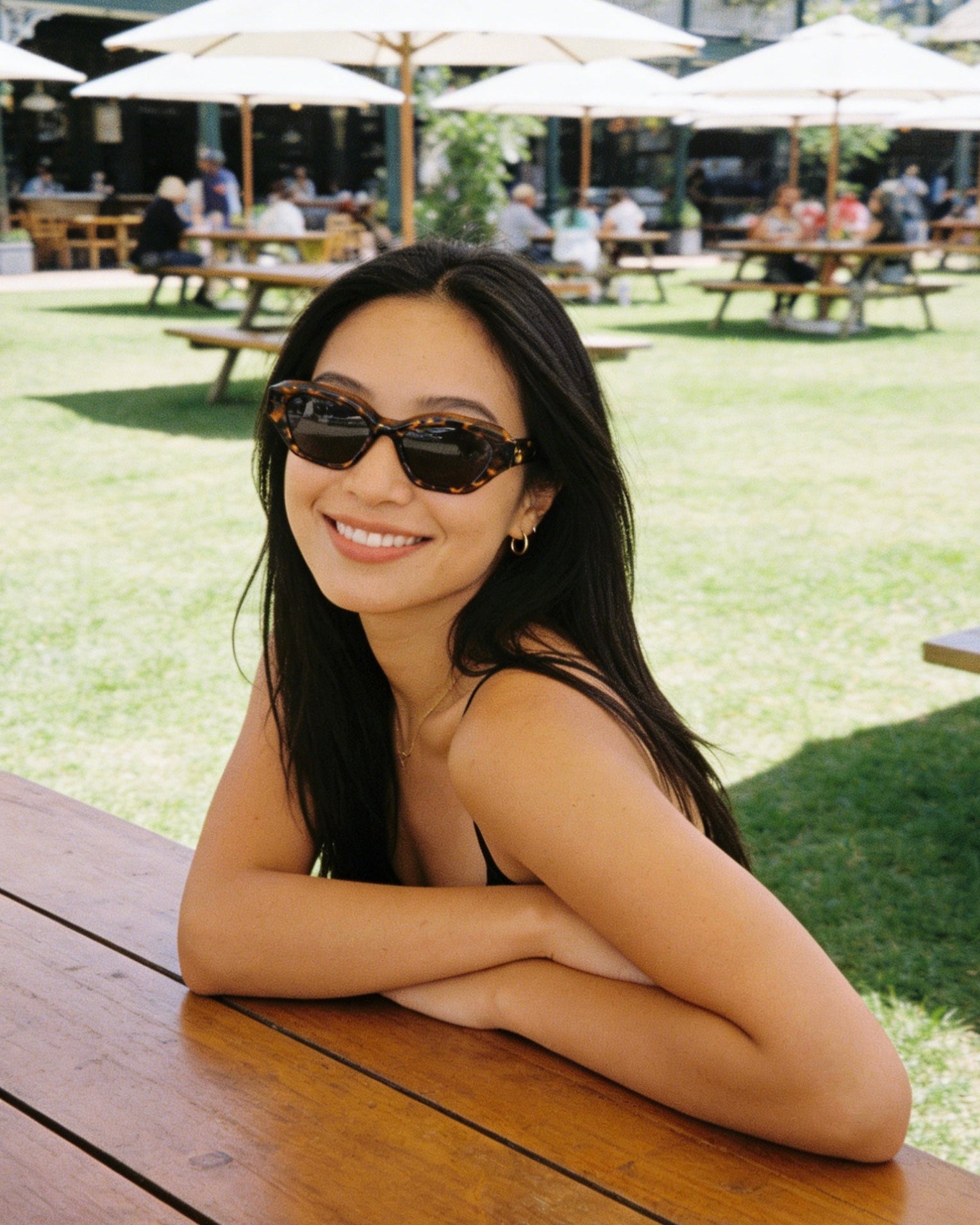 Stylish unisex polarized cat-eye sunglasses by By Charley, featuring a classic tortoiseshell frame that offers 100% UV protection and glare reduction for a bold, vintage-inspired aesthetic.