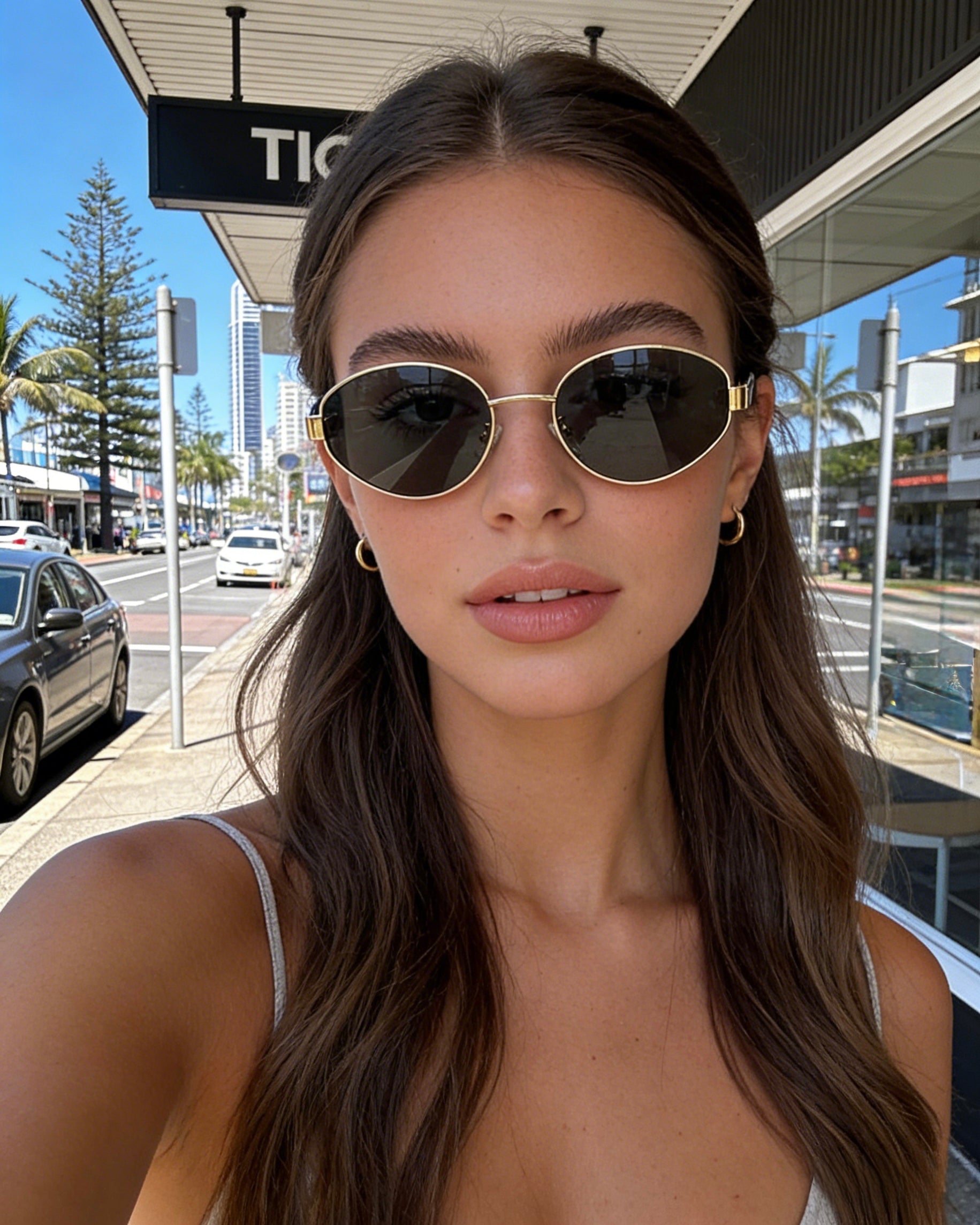 Classic oval polarized sunglasses with gold metal frame and black lenses, featuring 100% UV protection. Polarized black lens sunglasses with UV protection and stylish gold oval frames for sun safety.