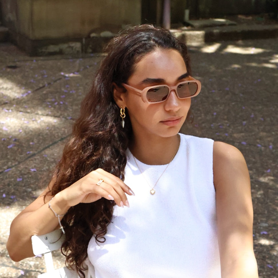 Unisex trendy sunglasses with modern polarised lenses. Stylish oval sunglasses inspired by classic vintage fashion.