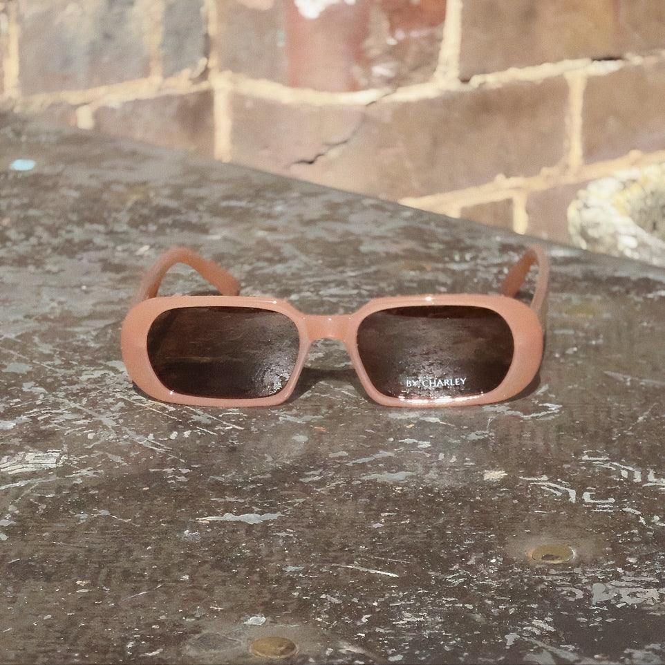 Unisex trendy sunglasses with modern polarised lenses. Stylish oval sunglasses inspired by classic vintage fashion.