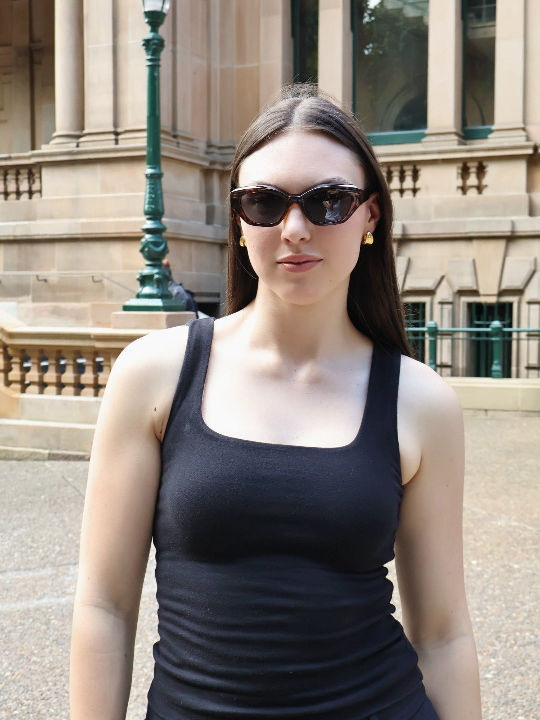 Stylish unisex polarized cat-eye sunglasses by By Charley, featuring a classic tortoiseshell frame that offers 100% UV protection and glare reduction for a bold, vintage-inspired aesthetic.
