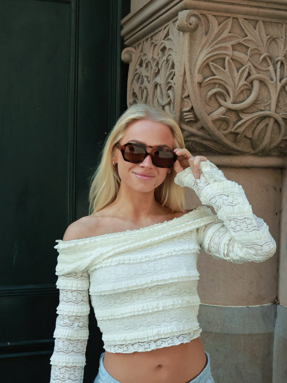 Make a statement with these By Charley unisex aviators, combining a tortoiseshell frame with vibrant orange polarized lenses for a unique, retro-inspired style.