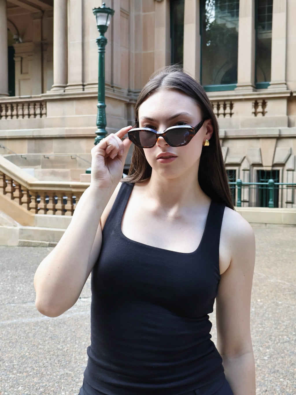 Stylish unisex polarized cat-eye sunglasses by By Charley, featuring a classic tortoiseshell frame that offers 100% UV protection and glare reduction for a bold, vintage-inspired aesthetic.

