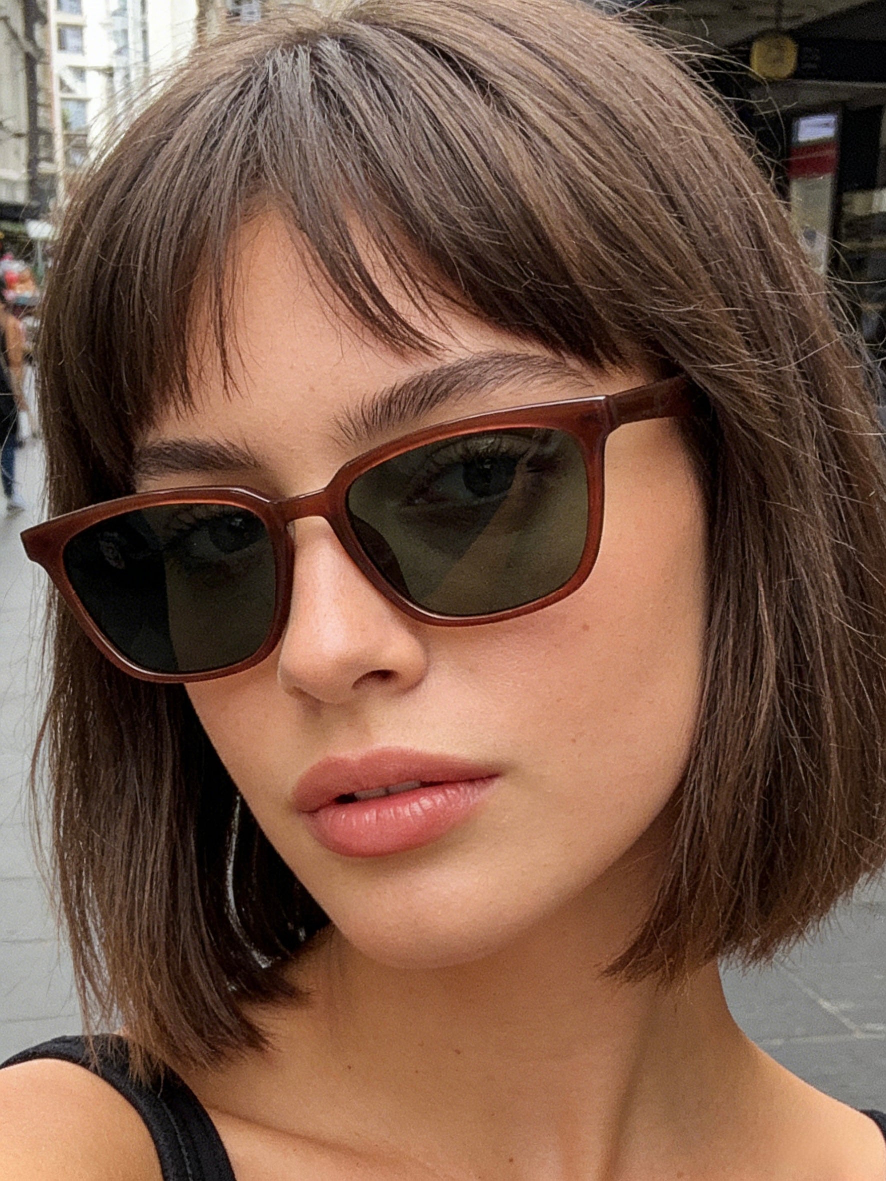 Retro caramel frame sunglasses featuring polarized lenses and 100% UV protection, classic aesthetic eyewear in earthy tones.
