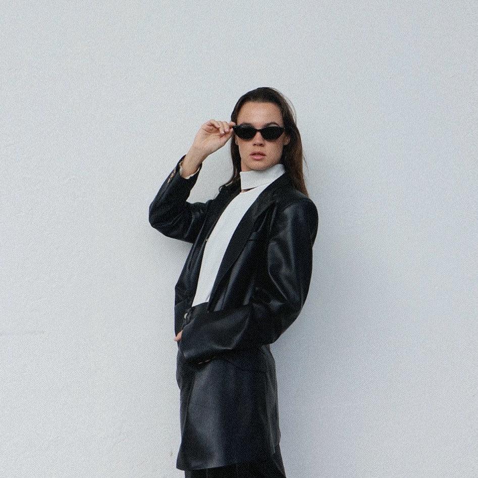 Embrace a playful and dramatic retro vibe with these By Charley unisex black cat-eye sunglasses featuring polarized lenses.