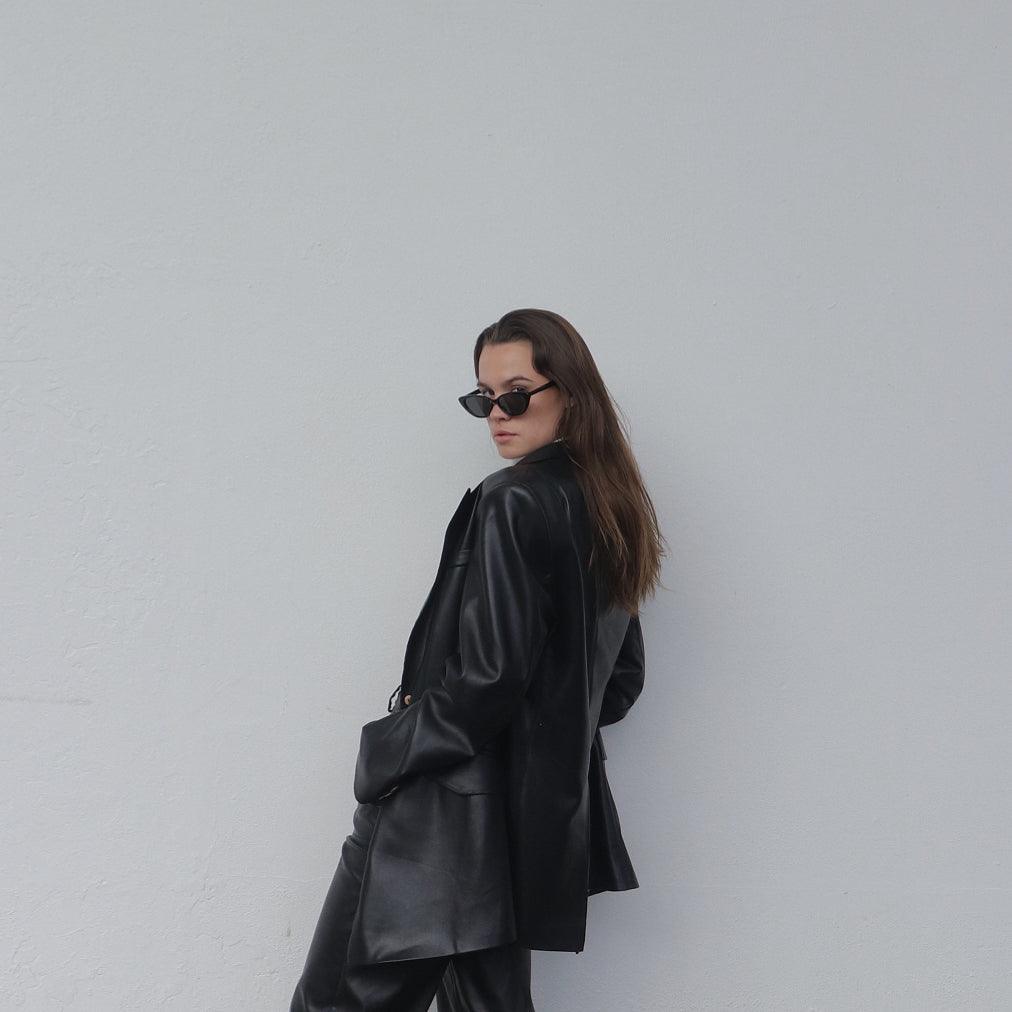 Embrace a playful and dramatic retro vibe with these By Charley unisex black cat-eye sunglasses featuring polarized lenses.